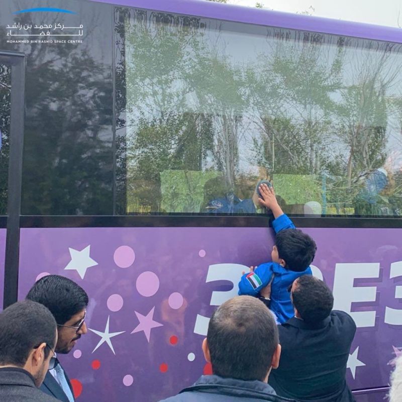 هزاع المنصوري يودع أبناءه قبل انطلاقه إلى الفضاء (فيديو)