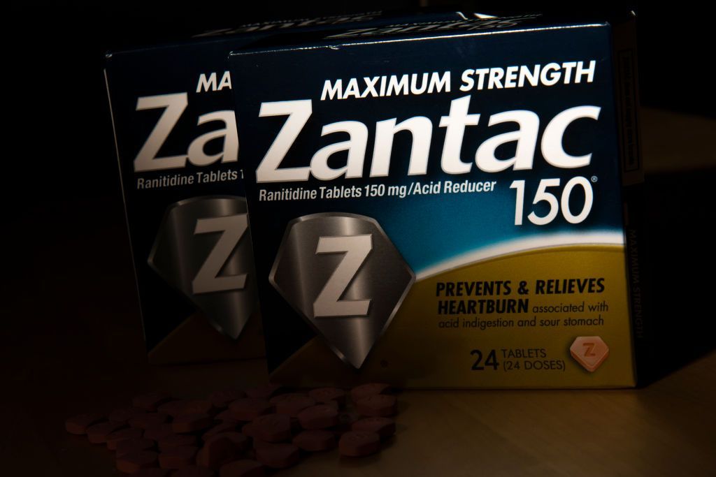 تحذير من دواء لحرقة المعدة قد يسبب السرطان.. ما حقيقة ذلك؟ 1 NEW YORK, NY - SEPTEMBER 19: In this photo illustration, packages of Zantac, a popular medication which decreases stomach acid production and prevents heartburn, sit on a table on September 19, 2019 in New York City. The FDA recently announced that is has found small amounts of a probable carcinogen in versions of Zantac and other forms of ranitidine. (Photo Illustration by Drew Angerer/Getty Images)
