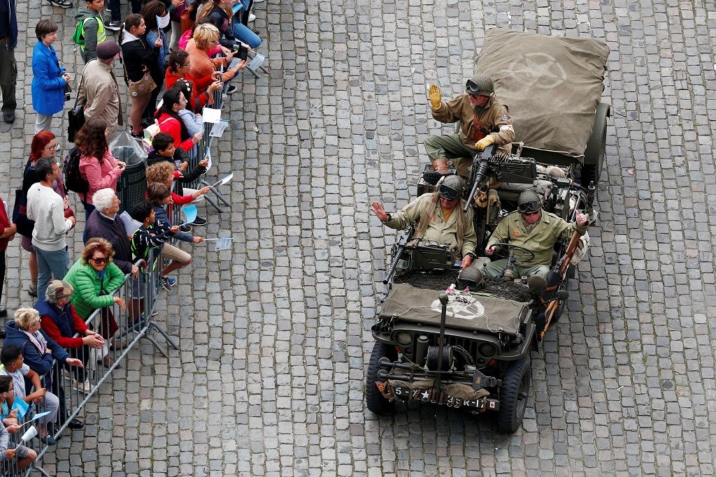 بمشاركة آليات عسكرية.. بروكسل تحتفل بالذكرى الـ75 لتحريرها من الألمان 3 Participants in a military vehicle wave to the crowd as they take part in ceremonies marking the 75th anniversary of its World War Two liberation in Brussels, September 3, 2019. REUTERS/Francois Lenoir