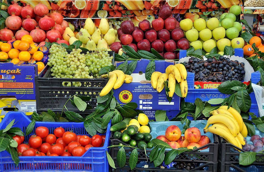 كيف يمكن للإنسان أن يحمي نفسه من الأمراض؟ (صور) 2 Fruit Market in Taksim Square, Istanbul, Turkey