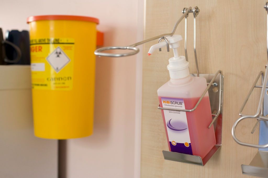 كيف يمكن للإنسان أن يحمي نفسه من الأمراض؟ (صور) 1 Sanitiser at health centre UK. (Photo by: Photofusion/Crispin Hughes/Universal Images Group via Getty Images)