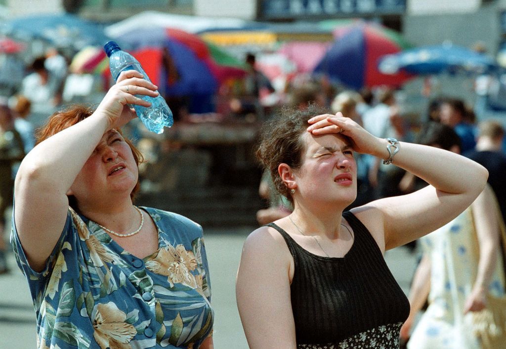 كيف يمكن للإنسان أن يحمي نفسه من الأمراض؟ (صور) 3 392180 04: Two women wipe their brows July 19, 2001 in Moscow, Russia as the capital city continues to experience an unusual heat wave, with temperatures exceeding 30 degrees Celsius over the past weeks. (Photo by Laski Diffusion/Getty Images)