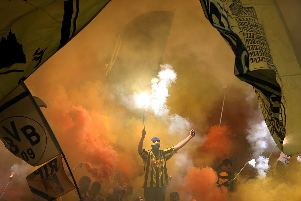"الألتراس" قواعد جماهيرية ضخمة ولوحات فنية تزين ملاعب كرة القدم.. ولكن! 1 Rauchbomben , Bengalos , Pyrotechnik im Dortmunder Fanblock Fußball DFB Pokalfinale : Borussia Dortmund - VFL Wolfsburg 1:3