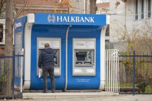 العدل الأمريكي يوجه تهما لبنك تركي بخرق العقوبات المفروضة على إيران