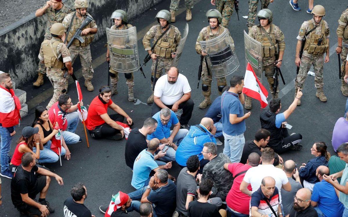 على وقع التظاهرات.. استمرار اغلاق المصارف في لبنان غداً الخميس