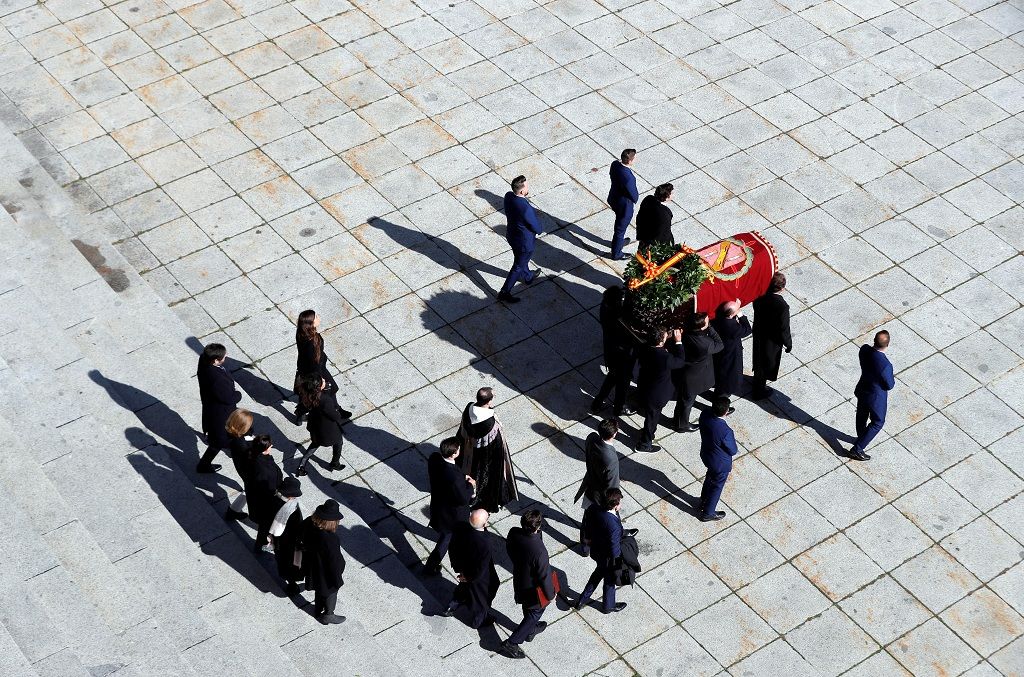 إسبانيا.. نقل رفات الديكتاتور فرانشيسكو فرانكو من ”وادي الشهداء“ (صور) 5 Relatives of late Spanish dictator Francisco Franco, carry the coffin after the exhumation at The Valle de los Caidos (The Valley of the Fallen) in San Lorenzo de El Escorial, Spain, October 24, 2019. Emilio Naranjo/Pool via REUTERS