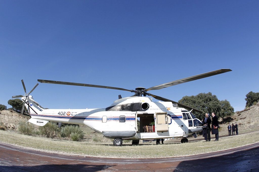 إسبانيا.. نقل رفات الديكتاتور فرانشيسكو فرانكو من ”وادي الشهداء“ (صور) 3 Francis Franco, grandson of late Spanish dictator Francisco Franco, and Luis Felipe Utrera, lawyer of the family, stand next to a helicopter, in Monte de El Pardo (Mount of El Pardo), Spain, October 24, 2019. Javier Lizon/Pool via REUTERS
