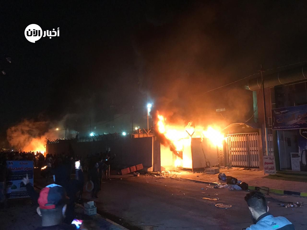 المحتجون يقتحمون القنصلية الإيرانية في النجف وفرض حظر للتجوال 2 المحتجون يقتحمون القنصلية الإيرانية في النجف وفرض حظر للتجوال