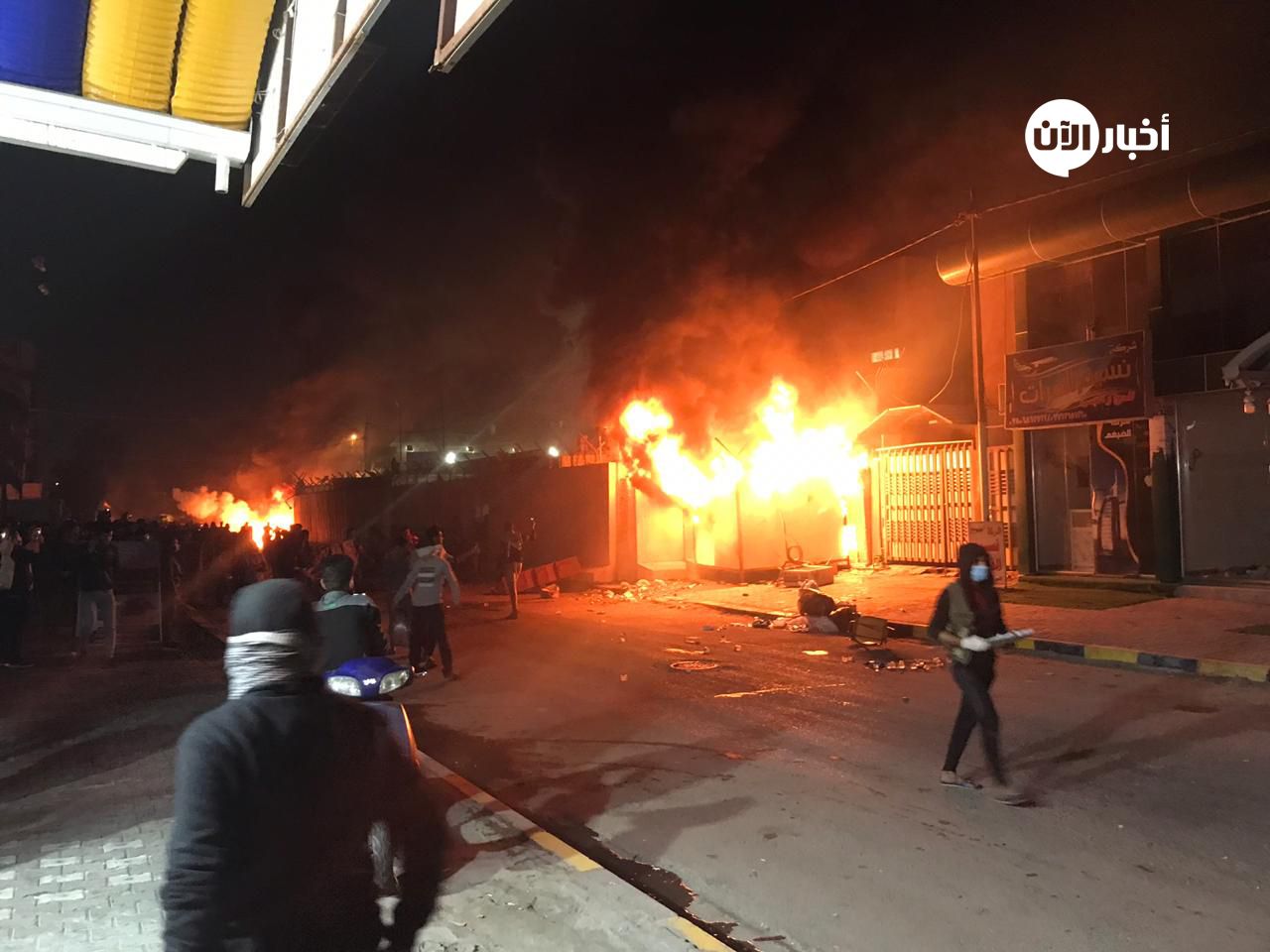 المحتجون يقتحمون القنصلية الإيرانية في النجف وفرض حظر للتجوال 4 المحتجون يقتحمون القنصلية الإيرانية في النجف وفرض حظر للتجوال