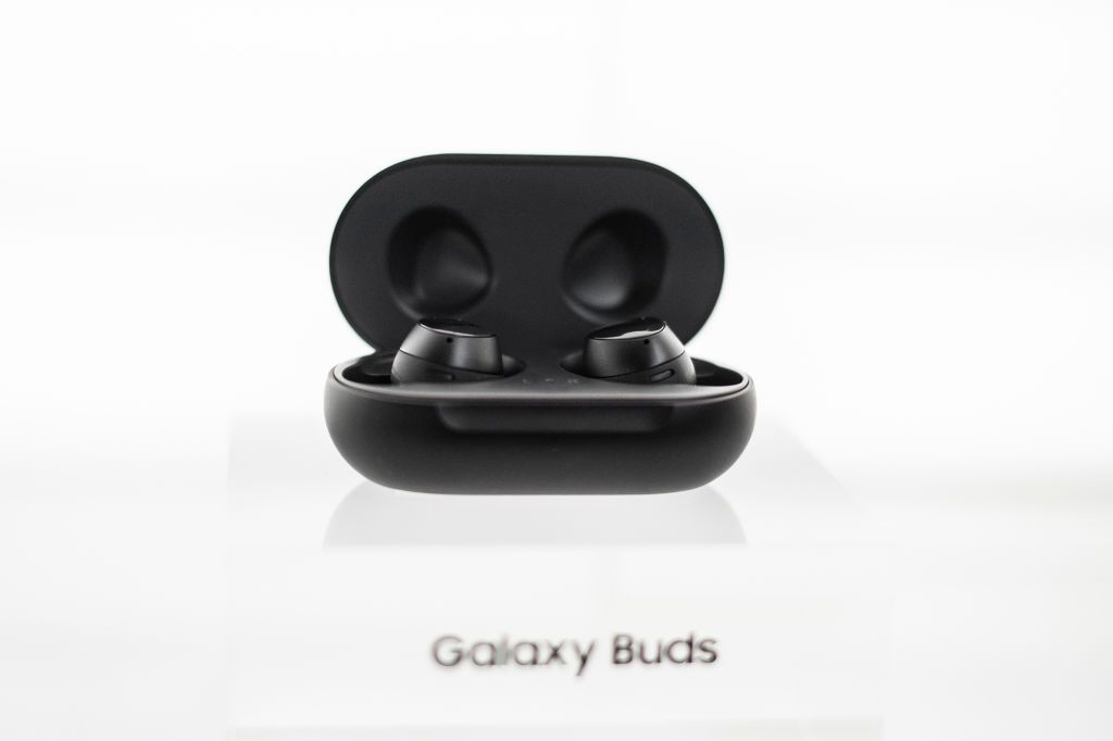 إليكم أفضل 5 سماعات ”إير بود“ للعام 2019 1 Samsung Galaxy Buds, exhibited during the Mobile World Congress, on February 25, 2019 in Barcelona, Spain. (Photo by Joan Cros/NurPhoto via Getty Images)