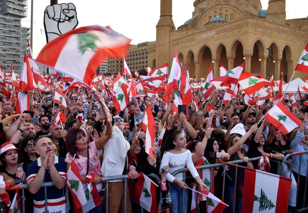 لبنان: إغلاق طرق ودعوات لإعلان الإضراب العام والجيش يتدخل (صور)
