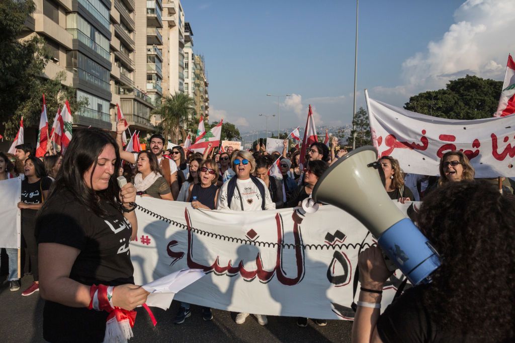 لبنان: إغلاق طرق ودعوات لإعلان الإضراب العام والجيش يتدخل (صور)
