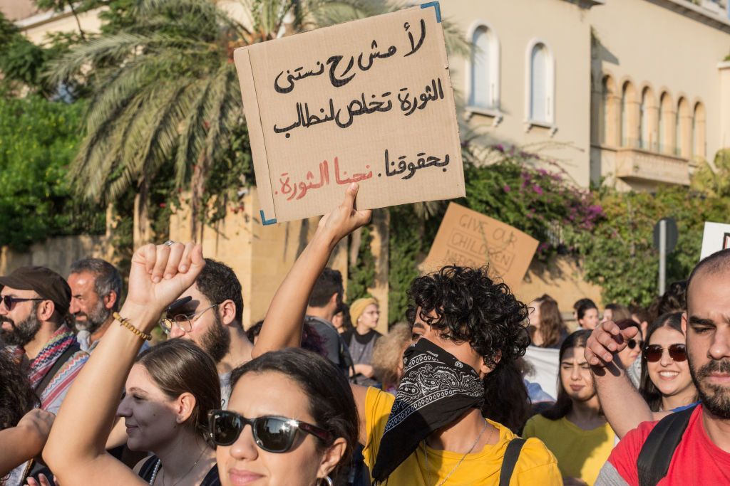 لبنان: إغلاق طرق ودعوات لإعلان الإضراب العام والجيش يتدخل (صور)