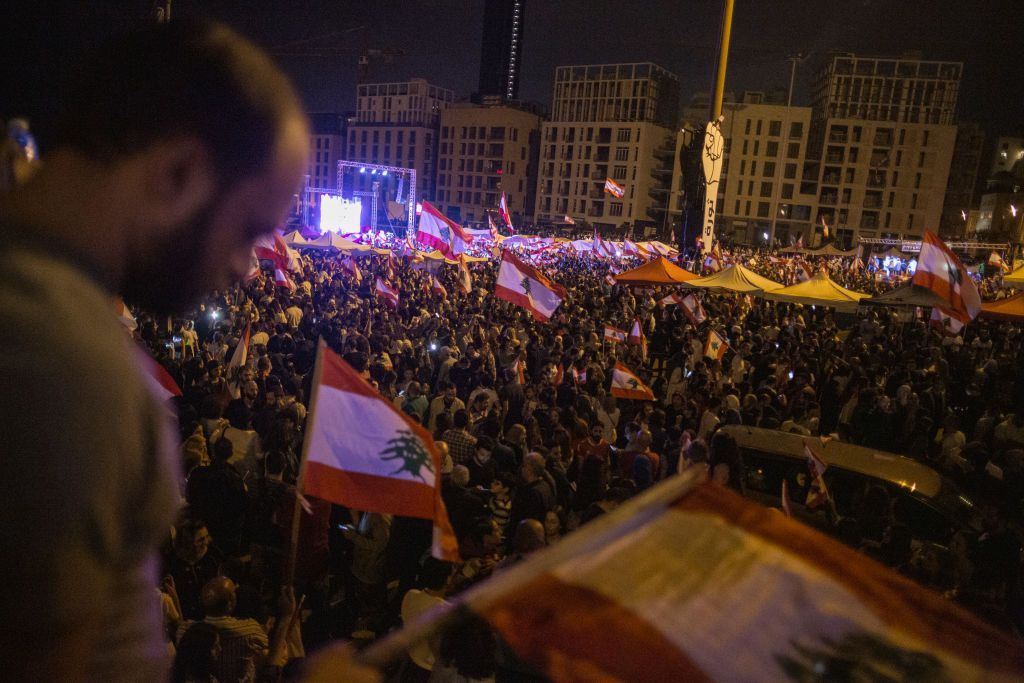 لبنان: إغلاق طرق ودعوات لإعلان الإضراب العام والجيش يتدخل (صور)