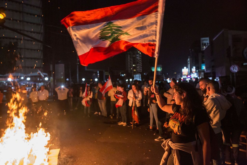 لبنان: إغلاق طرق ودعوات لإعلان الإضراب العام والجيش يتدخل (صور)