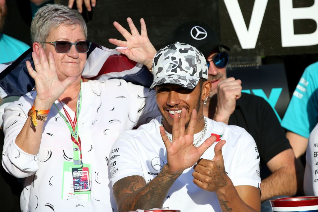 لويس هاميلتون يتوج بلقب سادس في بطولة العالم للفورمولا 1