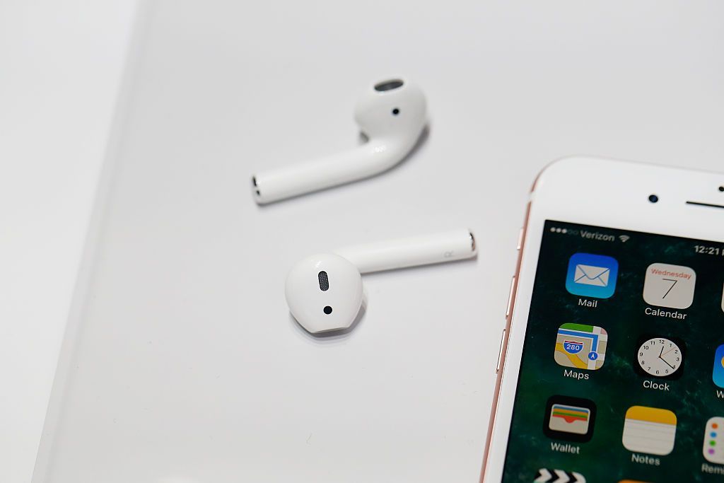 إليكم أفضل 5 سماعات ”إير بود“ للعام 2019 2 SAN FRANCISCO, CA - SEPTEMBER 07: A pair of the new Apple AirPods are seen during a launch event on September 7, 2016 in San Francisco, California. Apple Inc. unveiled the latest iterations of its smart phone, the iPhone 7 and 7 Plus, the Apple Watch Series 2, as well as AirPods, the tech giant's first wireless headphones. (Photo by Stephen Lam/Getty Images)
