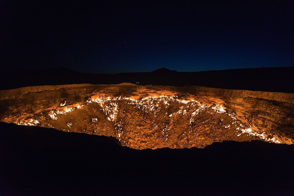 من ”باب الجحيم“ إلى ”بالوعة الشيطان“.. تعرف إلى أكثر الحفر المرعبة في عمق الأرض 1 DERWEZE, TURKMENISTAN - NOVEMBER 24: The "Door to Hell" (also known as the Gate to Hell, the Crater of Fire, Darvaza Crater) is a natural gas field in Derweze, Turkmenistan, that collapsed into an underground cavern in 1971, becoming a natural gas crater. Geologists set it on fire to prevent the spread of methane gas, and it has been burning continuously since then. The diameter of the crater is 69 metres (226 ft), and its depth is 30 metres (98 ft). The crater is a popular tourist attraction. In the past five years 50,000 tourists have visited the site. The gas crater has a total area of 5,350 m2, the size of an American football field. The surrounding area is also popular for wild desert camping. (Photo by Giles Clarke/Getty Images)
