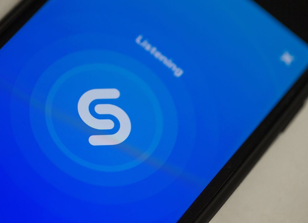 إليكم أفضل 6 تطبيقات على هواتف ”أندرويد“ خلال العام 2019 1 ANKARA, TURKEY - SEPTEMBER 06 : A mobile phone is seen running the Shazam music recognition application in Ankara, Turkey on September 06, 2018. The European Commission has approved the proposed acquisition of Shazam by global technology giant Apple. (Photo by Ali Balikci/Anadolu Agency/Getty Images)