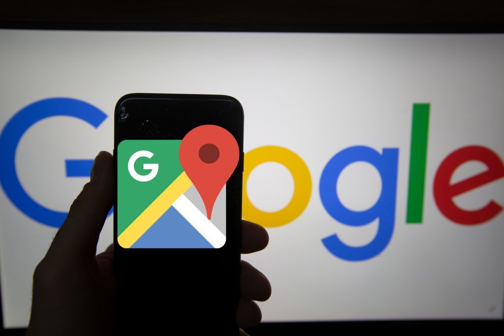 5 تطبيقات تستنزف بطارية آيفون بقوّة.. ما هي؟ 2 The logo of Google Maps is seen on a screen. In the background there is the logo of Google. Alphabet is the mother company of Google. It has a revenue of 117 billion dollars. (Photo by Alexander Pohl/NurPhoto via Getty Images)