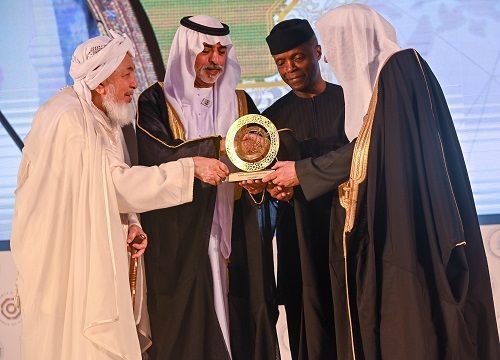 محمد بن عبد الكريم العيسى يفوز بجائزة ”الحسن بن علي للسلم الدولية“ في دورتها الخامسة 2019