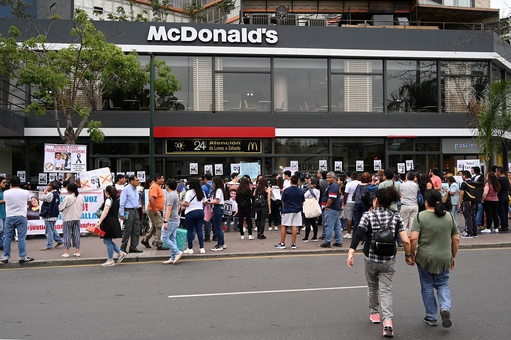 قضية وفاة إثنين من عمال ماكدونالدز ”صعقاً“ في البيرو تتفاعل.. ما جديدها؟ (صور) 2 People protest outside a closed McDonald's restaurant, after the the deaths of two teenaged employees, in Lima, Peru December 21, 2019. REUTERS/Guadalupe Pardo