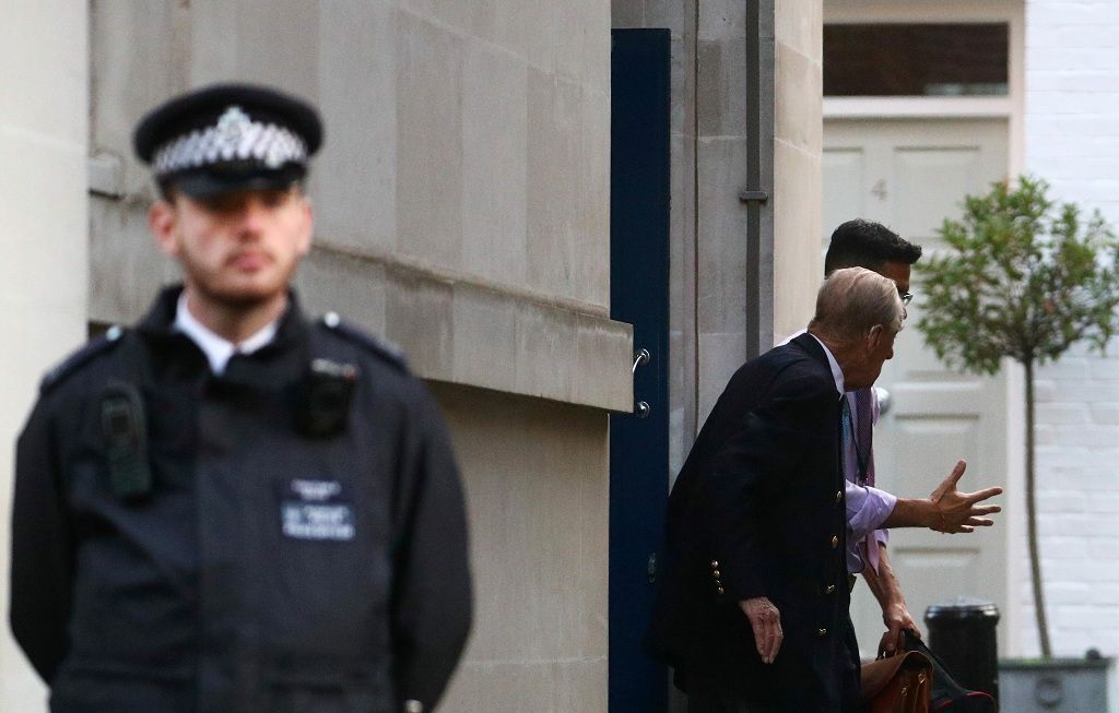 الأمير فيليب يغادر المستشفى وسط حماية ملكية (صور+فيديو) 1 Britain's Prince Philip leaves the King Edward VII's Hospital in London, Britain December 24, 2019. REUTERS/Hannah McKay