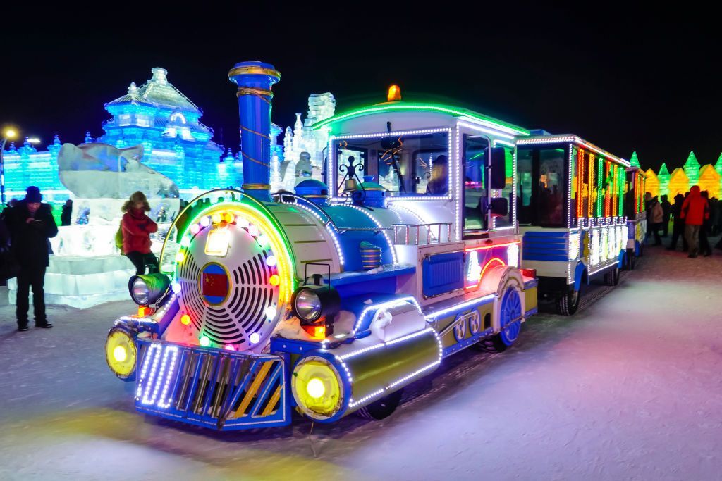 إنطلق مهرجان الثلج الصيني بمنحوتات جليدية مذهلة (صور)