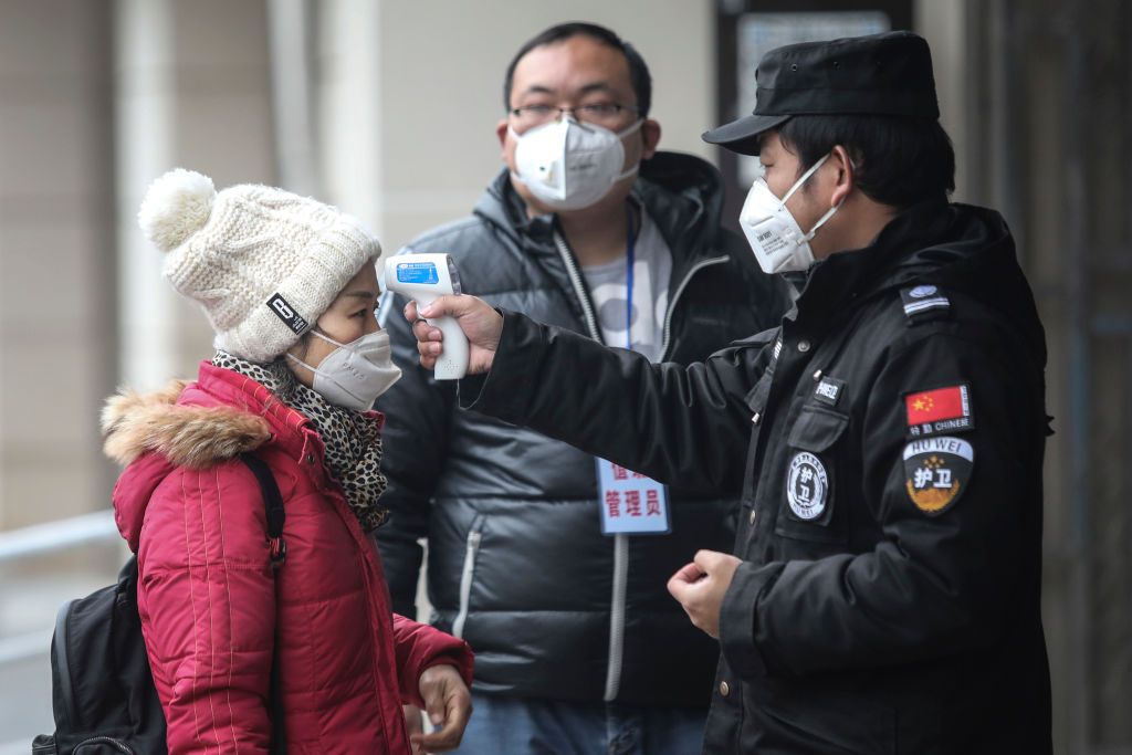 بين ”كورونا“ و ”السارس“.. ما هي الإختلافات؟ 1 WUHAN, CHINA - JANUARY 22: (CHINA OUT) Security personnel check the temperature of passengers in the Wharf at the Yangtze River on January 22, 2020 in Wuhan, Hubei province, China. A new infectious coronavirus known as "2019-nCoV" was discovered in Wuhan as the number of cases rose to over 400 in mainland China. Health officials stepped up efforts to contain the spread of the pneumonia-like disease which medicals experts confirmed can be passed from human to human. The death toll has reached 17 people as the Wuhan government issued regulations today that residents must wear masks in public places. Cases have been reported in other countries including the United States, Thailand, Japan, Taiwan, and South Korea. (Photo by Getty Images)
