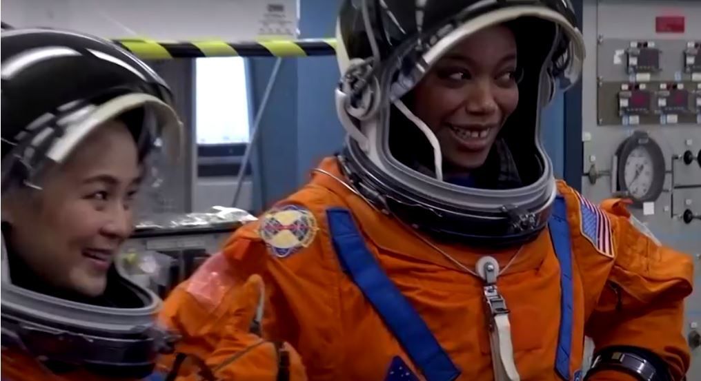 بطلات فيلم حرب النجوم يعشن حياة رواد الفضاء في ناسا (بالفيديو)