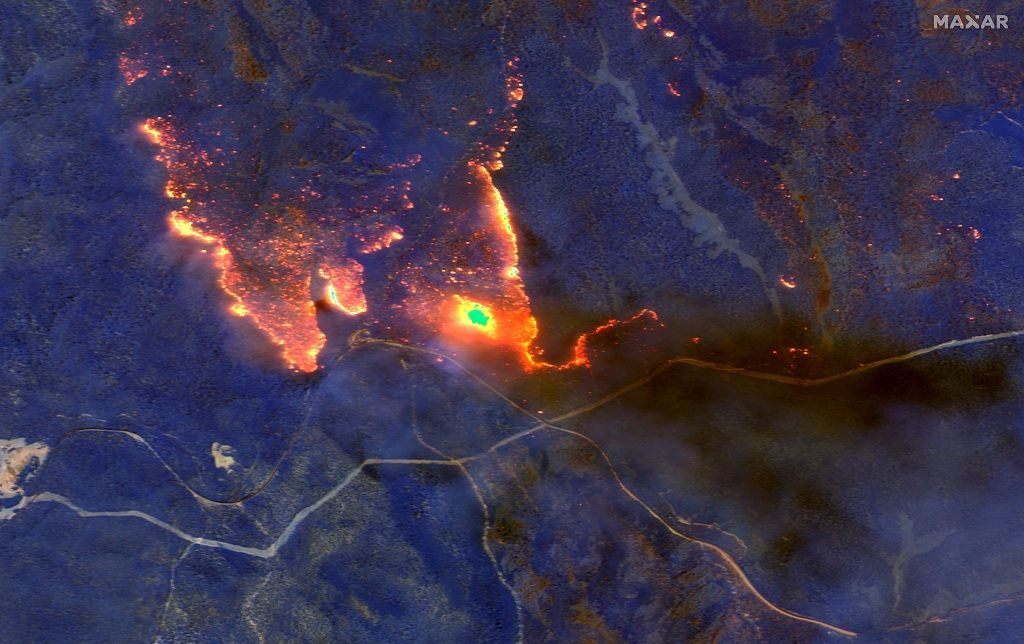 مشاهد مرعبة من الفضاء.. حرائق أستراليا تستعر وتقتل نصف مليار حيوان 2 A satellite image shows wildfires burning east of Obrost, Victoria, Australia January 4, 2020. Satellite image ©2020 Maxar Technologies/Handout via REUTERS. ATTENTION EDITORS - NO RESALES. NO ARCHIVES. THIS IMAGE HAS BEEN SUPPLIED BY A THIRD PARTY. MUST NOT OBSCURE LOGO. MANDATORY CREDIT.