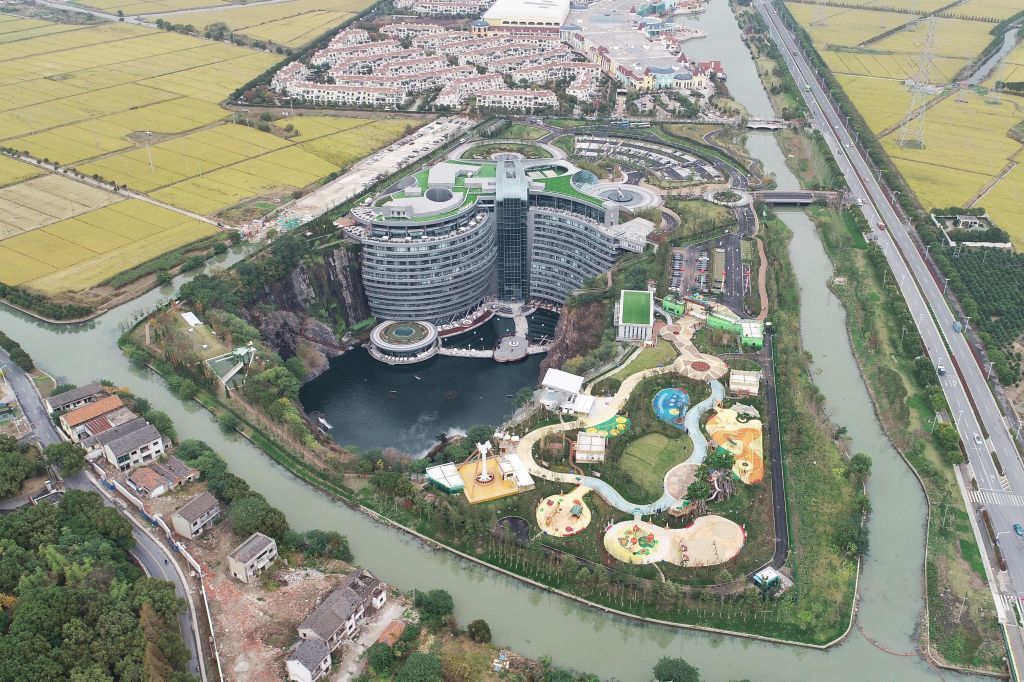 مرافق سياحيّة قد تعيد للصين عافيتها بعد ”كورونا“.. العينُ على أول فندق تحت الأرض (صور) 4 SHANGHAI, CHINA - NOVEMBER 15: An interior view of the Intercontinental Shanghai Wonderland during its opening to the public on November 15, 2018 in Shanghai, China. The hotel located is in the deep pit of a former quarry, it has two stories above ground and sixteen stories underground with 336 guest rooms. Rates for guest rooms start around 4,000 yuan (575 US dollars) per night. (Photo by Zhang Hengwei/China News Service/Visual China Group via Getty Images)