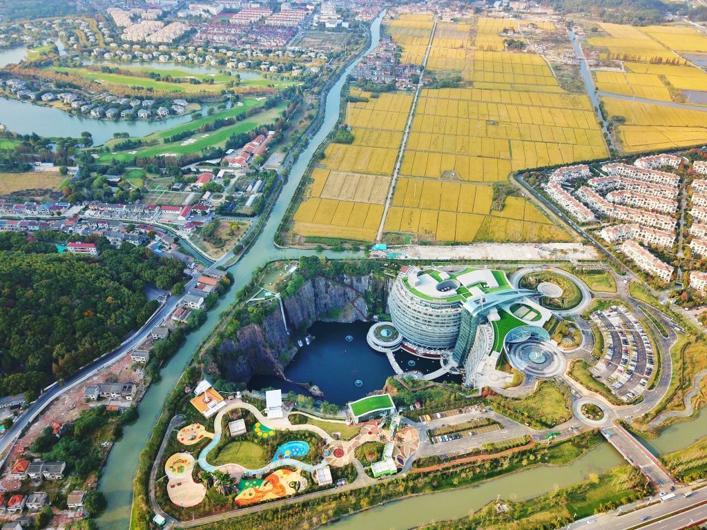 مرافق سياحيّة قد تعيد للصين عافيتها بعد ”كورونا“.. العينُ على أول فندق تحت الأرض (صور) 5 SHANGHAI, CHINA - NOVEMBER 13: An aerial view of the Intercontinental Shanghai Wonderland before its opening to the public on November 13, 2018 in Shanghai, China. The hotel is located in the deep pit of a former quarry, it has two stories above ground and sixteen stories underground with 336 guest rooms. Rates for guest rooms start around 4,000 yuan (575 US dollars) per night. (Photo by Visual China Group via Getty Images/Visual China Group via Getty Images)