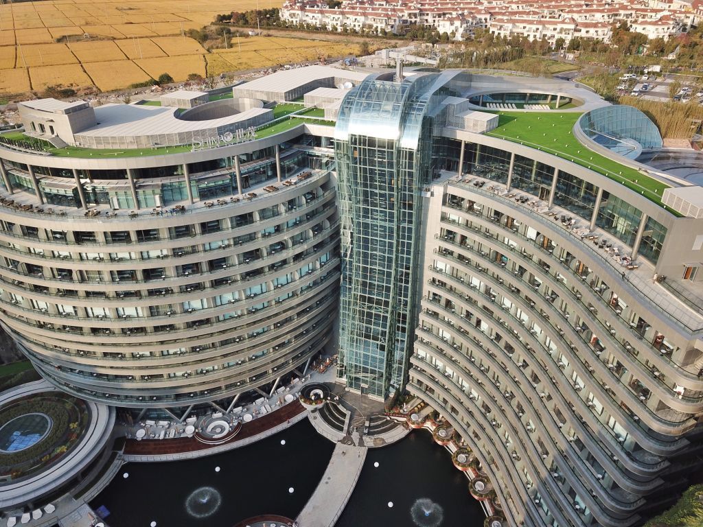 مرافق سياحيّة قد تعيد للصين عافيتها بعد ”كورونا“.. العينُ على أول فندق تحت الأرض (صور) 3 SHANGHAI, CHINA - NOVEMBER 13: An aerial view of the Intercontinental Shanghai Wonderland before its opening to the public on November 13, 2018 in Shanghai, China. The hotel is located in the deep pit of a former quarry, it has two stories above ground and sixteen stories underground with 336 guest rooms. Rates for guest rooms start around 4,000 yuan (575 US dollars) per night. (Photo by Visual China Group via Getty Images/Visual China Group via Getty Images)