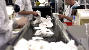 بسبب رداءتها وخطورتها.. وزارة الصحة الهولندية تسحب الكمامات الصينية من المستشفيات 