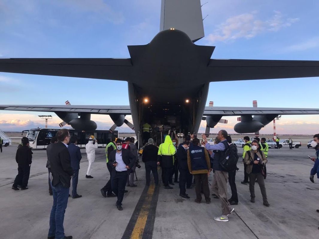 بالتعاون مع الصحة العالمية.. الإمارات تقوم بمهمة إغاثية لمواجهة تفشي كورونا في إيران 1 بالتعاون مع الصحة العالمية.. الإمارات تقوم بمهمة إغاثية لمواجهة تفشي كورونا في إيران