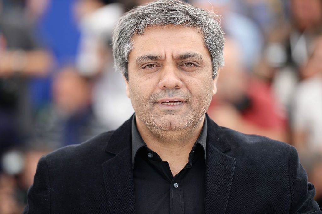 أنتجه بالسّر.. مخرج إيراني يفوز بجائزة ”الدب الذهبي“ عن فيلمه ”لا يوجد شر“ 1 CANNES, FRANCE - MAY 19: Director Mohammad Rasoulof attends the "Lerd (Un Homme Integre)" photocall during the 70th annual Cannes Film Festival at Palais des Festivals on May 19, 2017 in Cannes, France. (Photo by Stephane Cardinale - Corbis/Corbis via Getty Images)