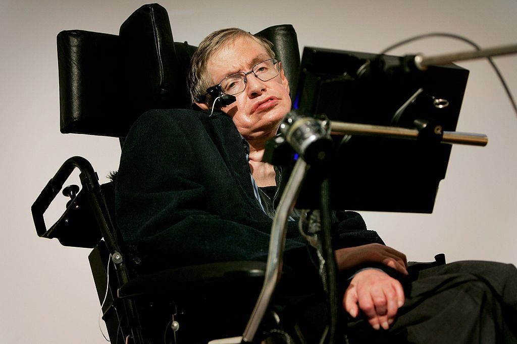 بعد عامين على رحيله.. مواقف خلّدها التاريخ لستيف هوكينغ 1 LONDON - JANUARY 17: Professor Stephen Hawking delivers his speech at the release of the 'Bulletin of the Atomic Scientists' on January 17, 2007 in London, Ebgland. A group of scientists assessing the dangers posed to civilisation have moved the Doomsday Clock forward two minutes closer to midnight as an indication and warning of the threats of nuclear war and climate change. (Photo by Bruno Vincent/Getty Images)