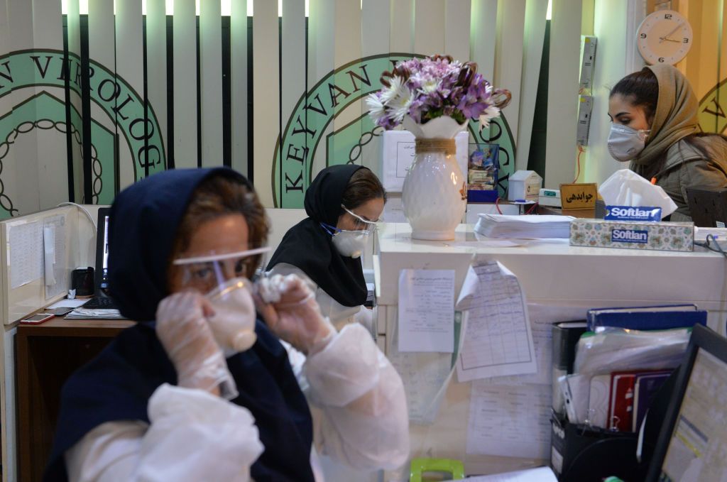 هل باتت السيطرة على فيروس كورونا في إيران أمراً مستحيلاً؟
