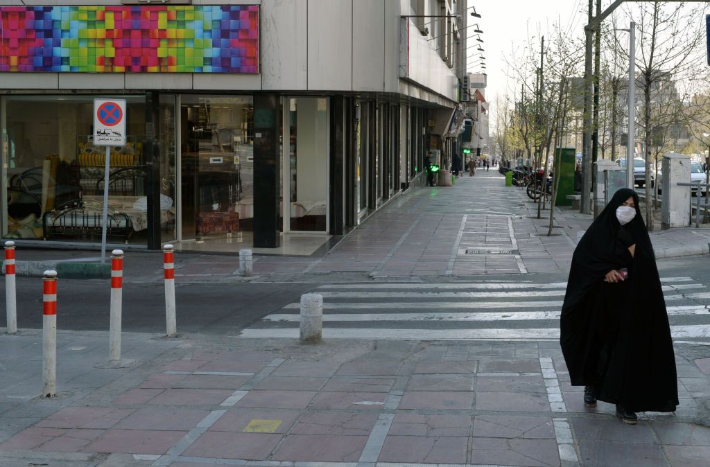 هل باتت السيطرة على فيروس كورونا في إيران أمراً مستحيلاً؟