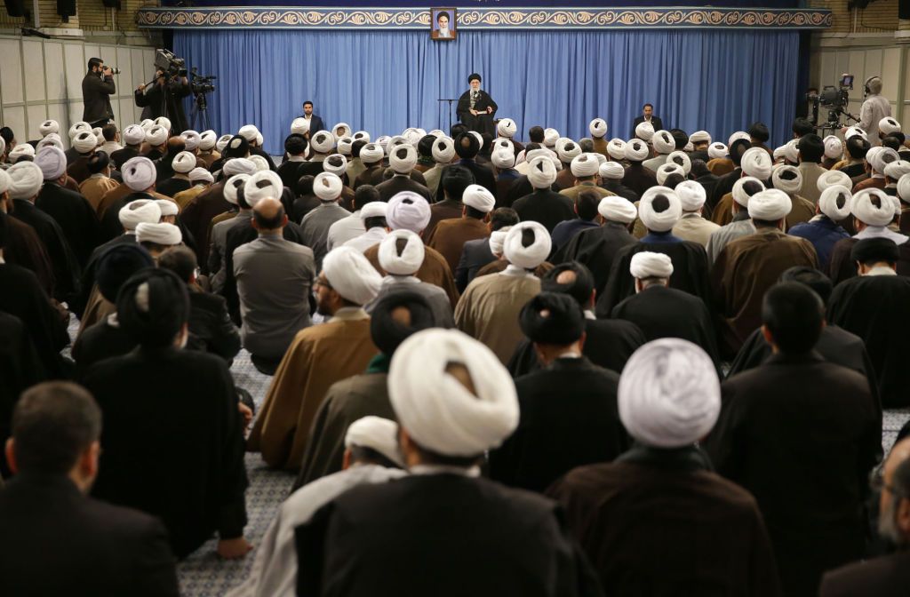 هل باتت السيطرة على فيروس كورونا في إيران أمراً مستحيلاً؟