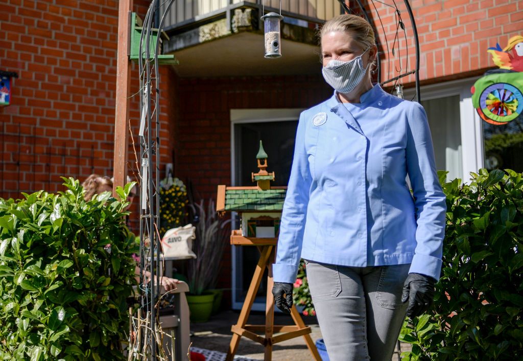 وسط ”كورونا“.. طاهية ألمانيّة شهيرة تقدّم وجبات طعام مجانيّة للمسنين! (صور) 1 07 April 2020, Hamburg: Cornelia Poletto, TV cook, is standing in front of the AWO retirement home in Lenzstraße to distribute home-cooked food portions. Poletto regularly cooks food for needy senior citizens and delivers it himself. Photo: Axel Heimken/dpa (Photo by Axel Heimken/picture alliance via Getty Images)