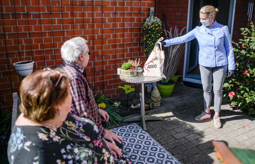 وسط ”كورونا“.. طاهية ألمانيّة شهيرة تقدّم وجبات طعام مجانيّة للمسنين! (صور) 2 07 April 2020, Hamburg: Cornelia Poletto, TV cook, distributes home-cooked food portions in front of the AWO retirement home in Lenzstraße. Poletto regularly cooks food for needy senior citizens and delivers it himself. Photo: Axel Heimken/dpa (Photo by Axel Heimken/picture alliance via Getty Images)