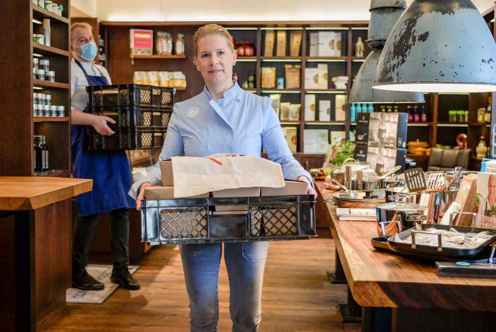 وسط ”كورونا“.. طاهية ألمانيّة شهيرة تقدّم وجبات طعام مجانيّة للمسنين! (صور) 3 07 April 2020, Hamburg: Cornelia Poletto, TV cook, carries several packaged food portions from her restaurant. Poletto regularly cooks food for needy senior citizens and delivers it himself. Photo: Axel Heimken/dpa (Photo by Axel Heimken/picture alliance via Getty Images)