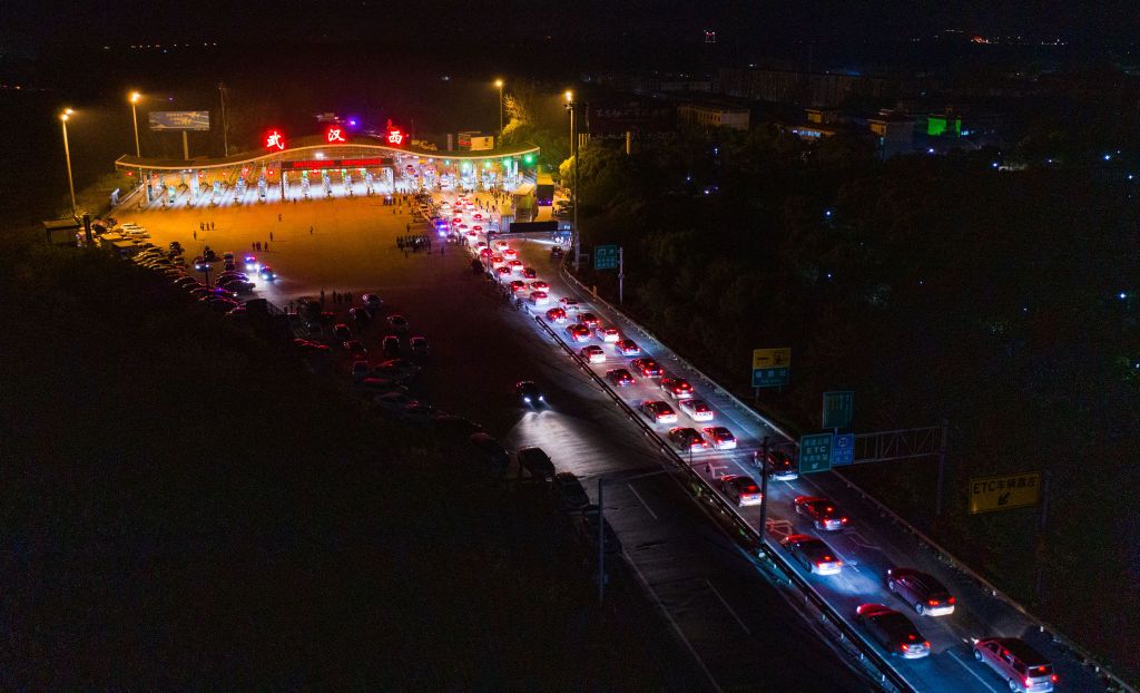 WUHAN, CHINA - APRIL 8, 2020 - Vehicles prepare to leave Wuhan City on the road, Wuhan, Hubei Province, China, in the early hours of April 8, 2020.- PHOTOGRAPH BY Costfoto / Barcroft Studios / Future Publishing (Photo credit should read Costfoto/Barcroft Media via Getty Images)