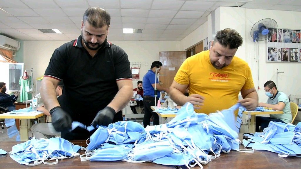 متطوعون يصنعون الكمامات للحد من ارتفاع أسعارها وسد نقص السوق المحلي ببابل 1 متطوعون يصنعون الكمامات للحد من ارتفاع أسعارها وسد نقص السوق المحلي ببابل