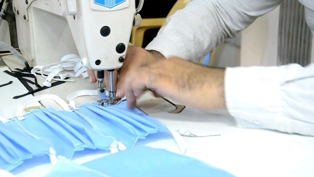 متطوعون يصنعون الكمامات للحد من ارتفاع أسعارها وسد نقص السوق المحلي ببابل 2 متطوعون يصنعون الكمامات للحد من ارتفاع أسعارها وسد نقص السوق المحلي ببابل