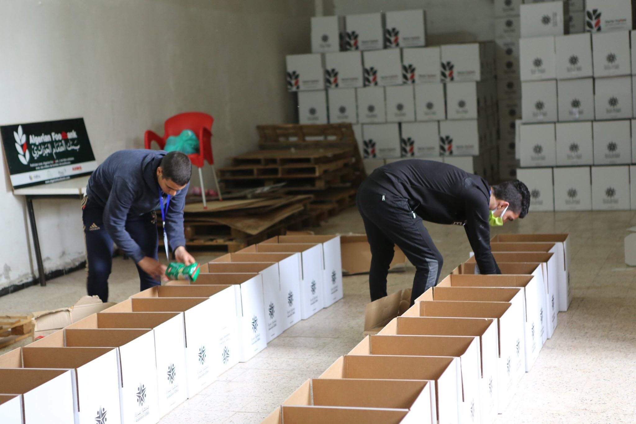 "بنك الطعام الجزائري".. مبادرة لتموين المحتاجين والمتضررين من كورونا في رمضان 1 "بنك الطعام الجزائري".. مبادرة لتموين المحتاجين والمتضررين من كورونا في رمضان