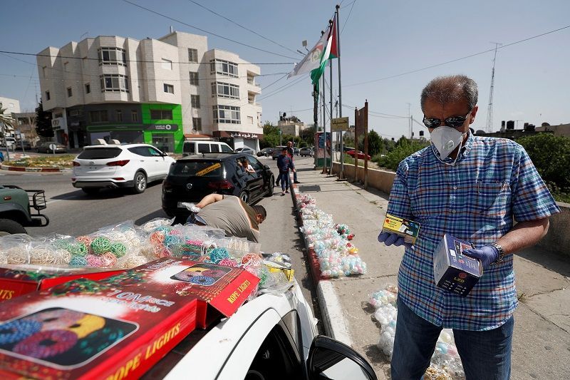 A Palestinian man shops ahead of the holy fasting month of Ramadan, amid concerns about the spread of the coronavirus disease (COVID-19), in Ramallah in the Israeli-occupied West Bank April 22, 2020. Picture taken April 22, 2020. REUTERS/Mohamad Torokman