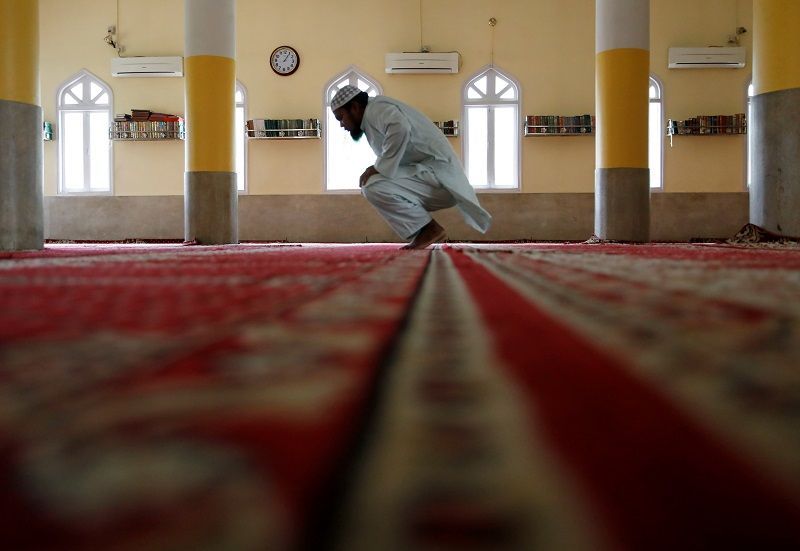 بسبب كورونا.. أقدس الأماكن الإسلامية خالية من المصلين مع بدء شهر رمضان 2 A Nepalese Muslim prays in an empty mosque on the first day of the holy month of Ramadan, as mass prayers are suspended due to concerns about the spread of the coronavirus disease (COVID-19), in Kathmandu, Nepal April 25, 2020. REUTERS/Navesh Chitrakar